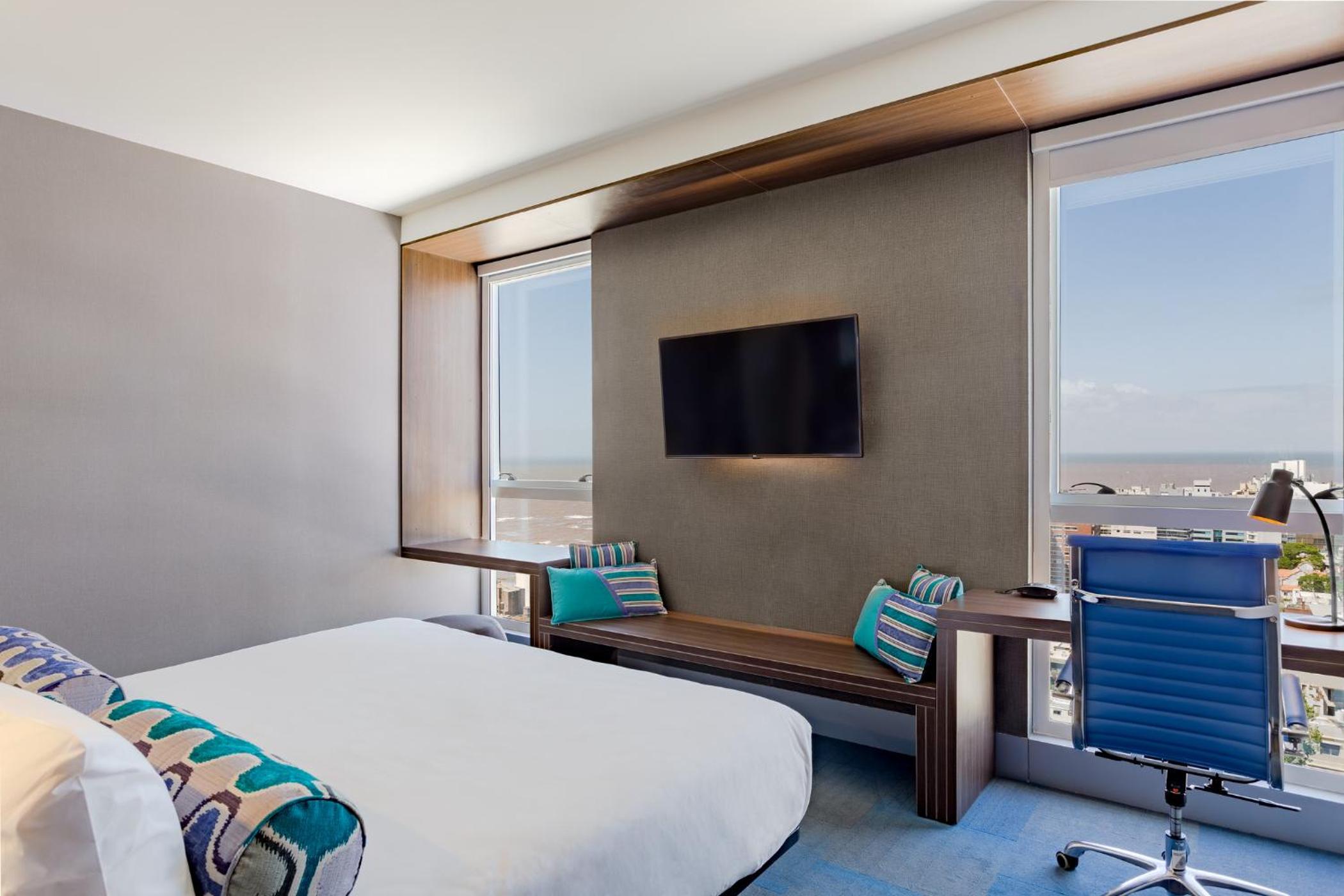 Aloft, Guest Room, King Bed, City View