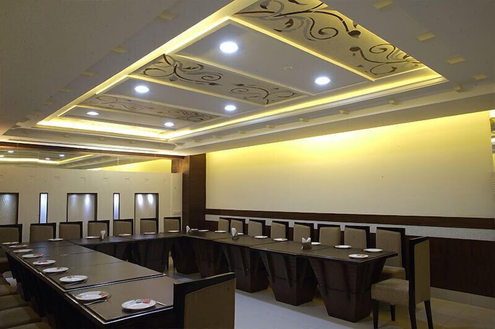 OYO Premium Bhai Bala Chowk 41/48