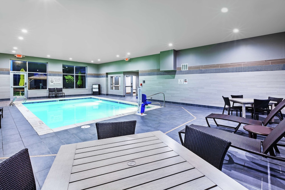 Hampton Inn Gardner Conference Center 24/36