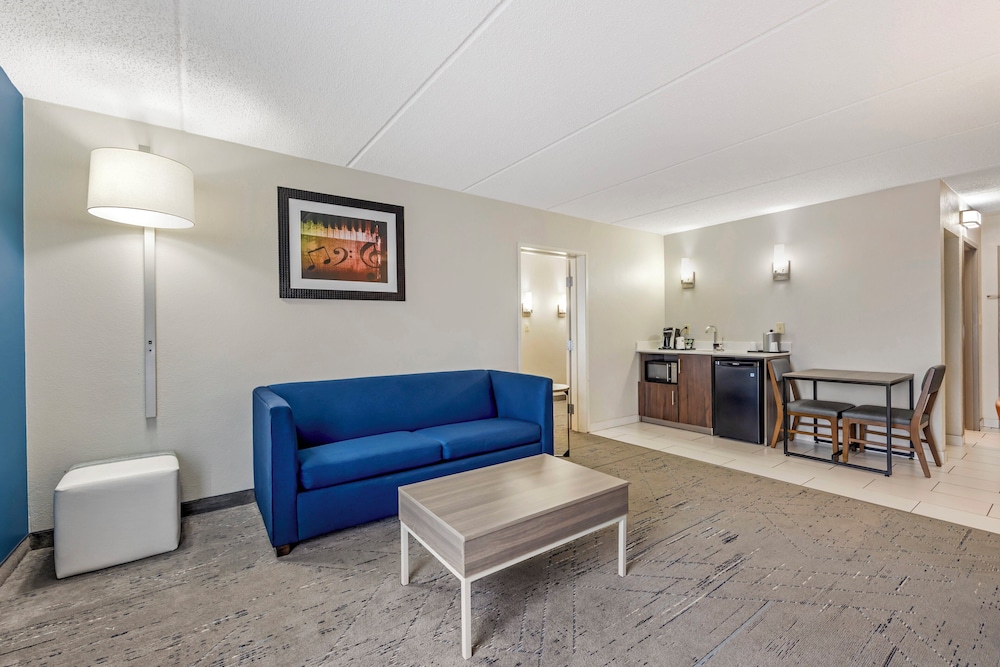 Holiday Inn Express & Suites NASHVILLE SOUTHEAST - ANTIOCH 44/70
