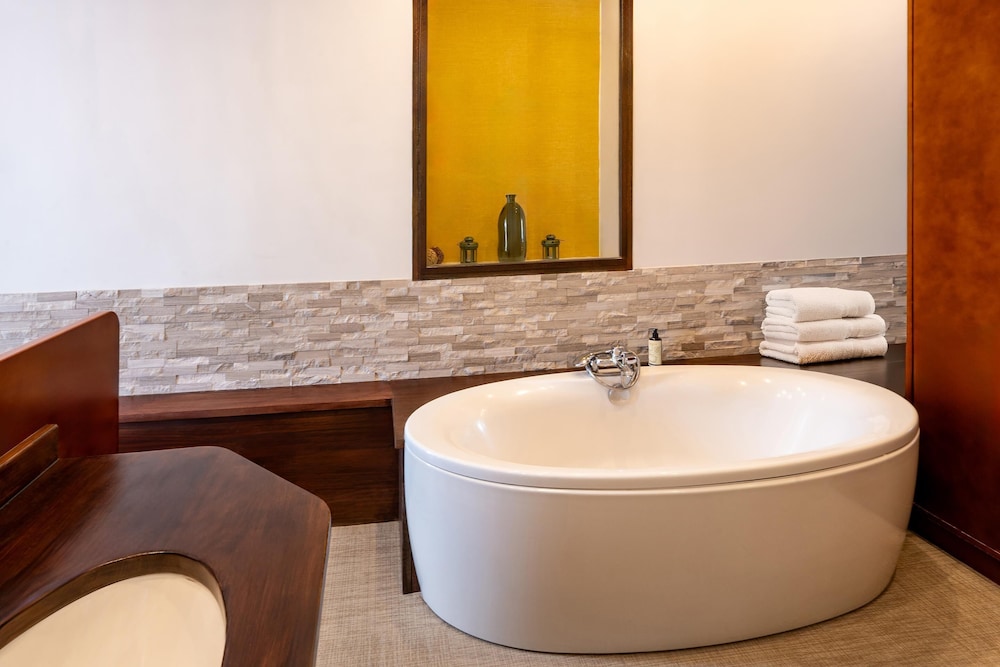 جناح جونيور بسرير كوين بإطلالة على البحر بشرفة، Best Western Plus La Rade 7/10