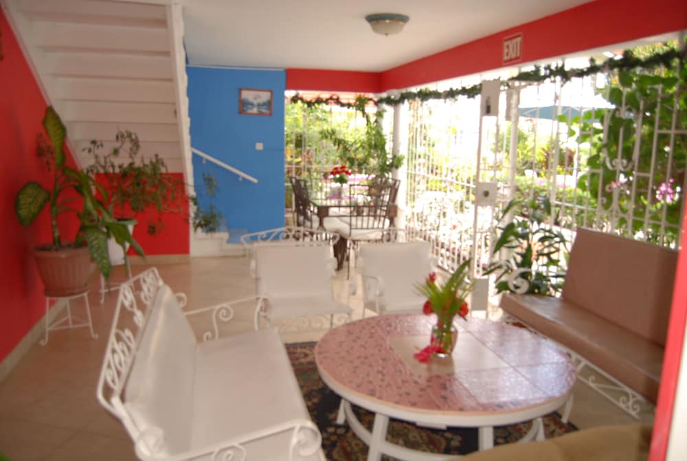 Pinkhibiscus Guest House 48/50