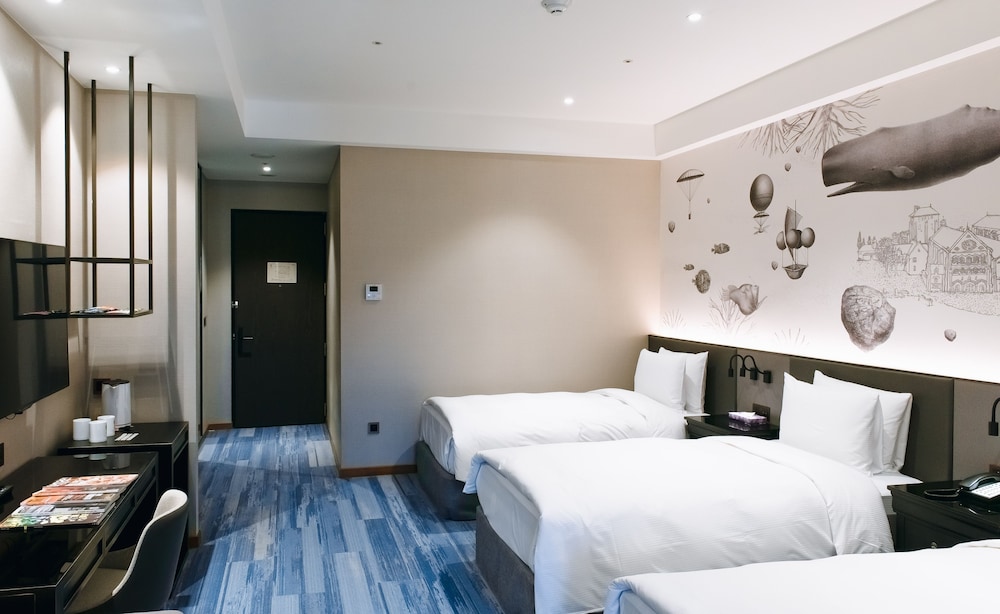 DELUXE, TRIPLE, 3 BEDS