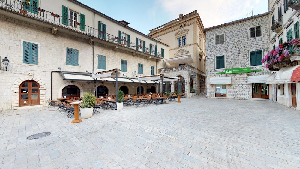 Historic Boutique Hotel Cattaro 54/60
