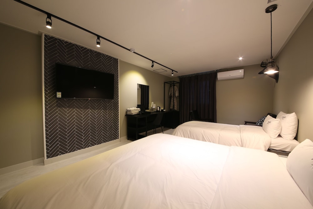 1 BEDROOM, BUSINESS, TWIN BEDS