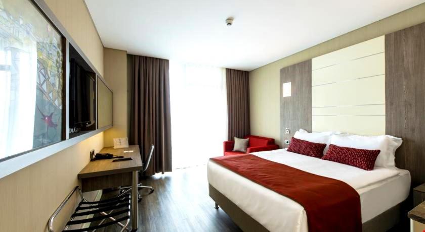 Room, Twin Beds, Smoking