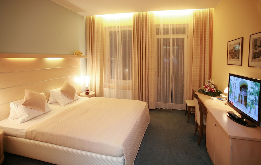 ROOM, DOUBLE BED