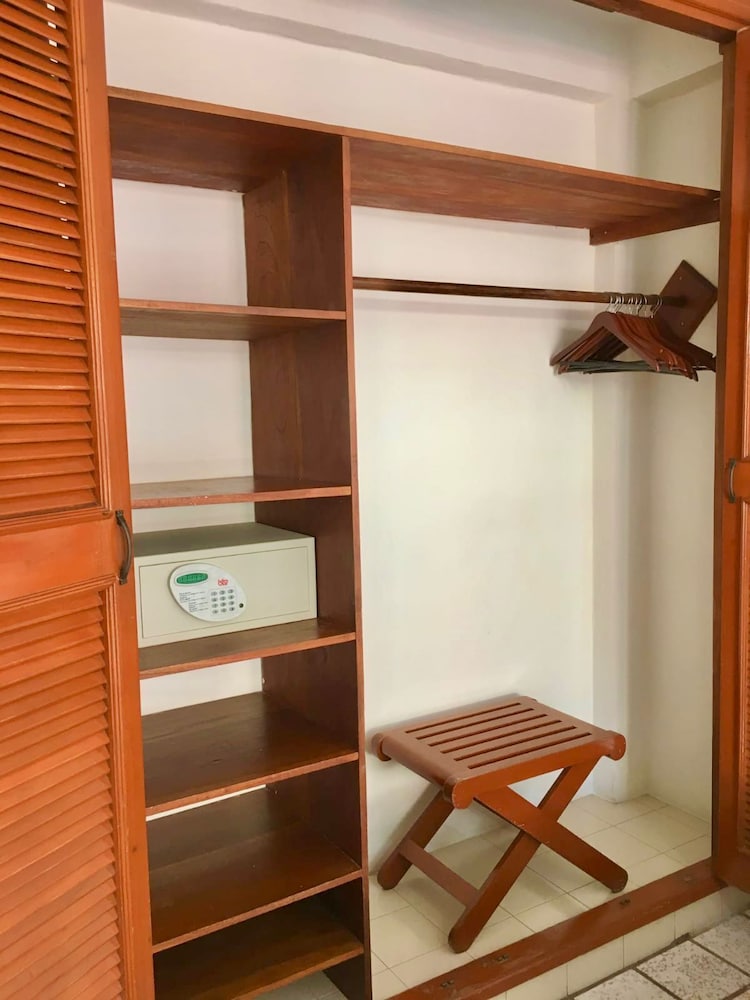 Hotel & Suites Bucaneros, Isla Mujeres 27/48