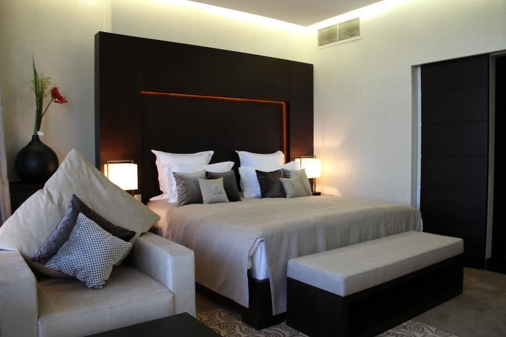 EXECUTIVE, SUITE