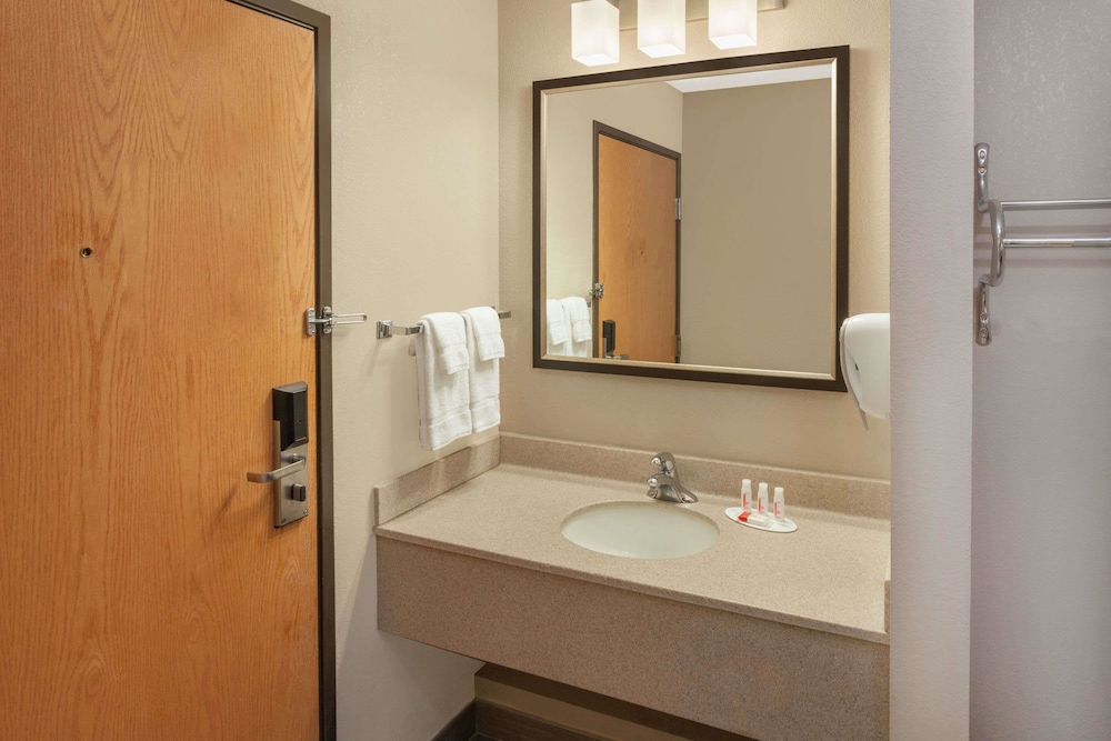 Galesburg Inn and Suites 23/42