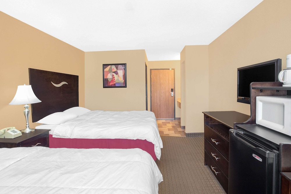 Super 8 by Wyndham Sheboygan WI 6/19