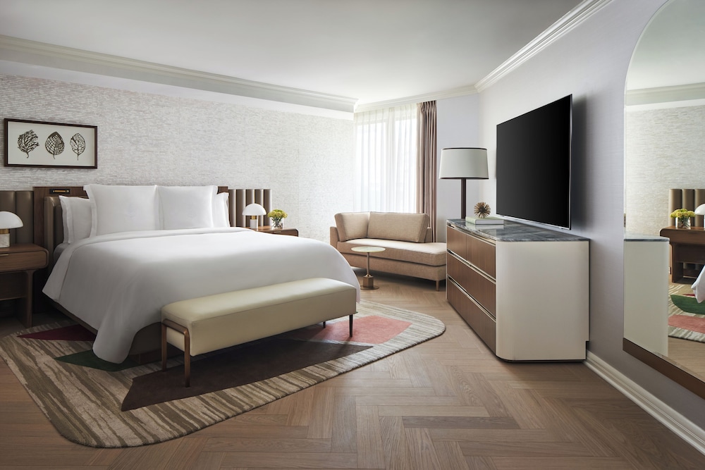 CAPITAL, SUITE, KING BED