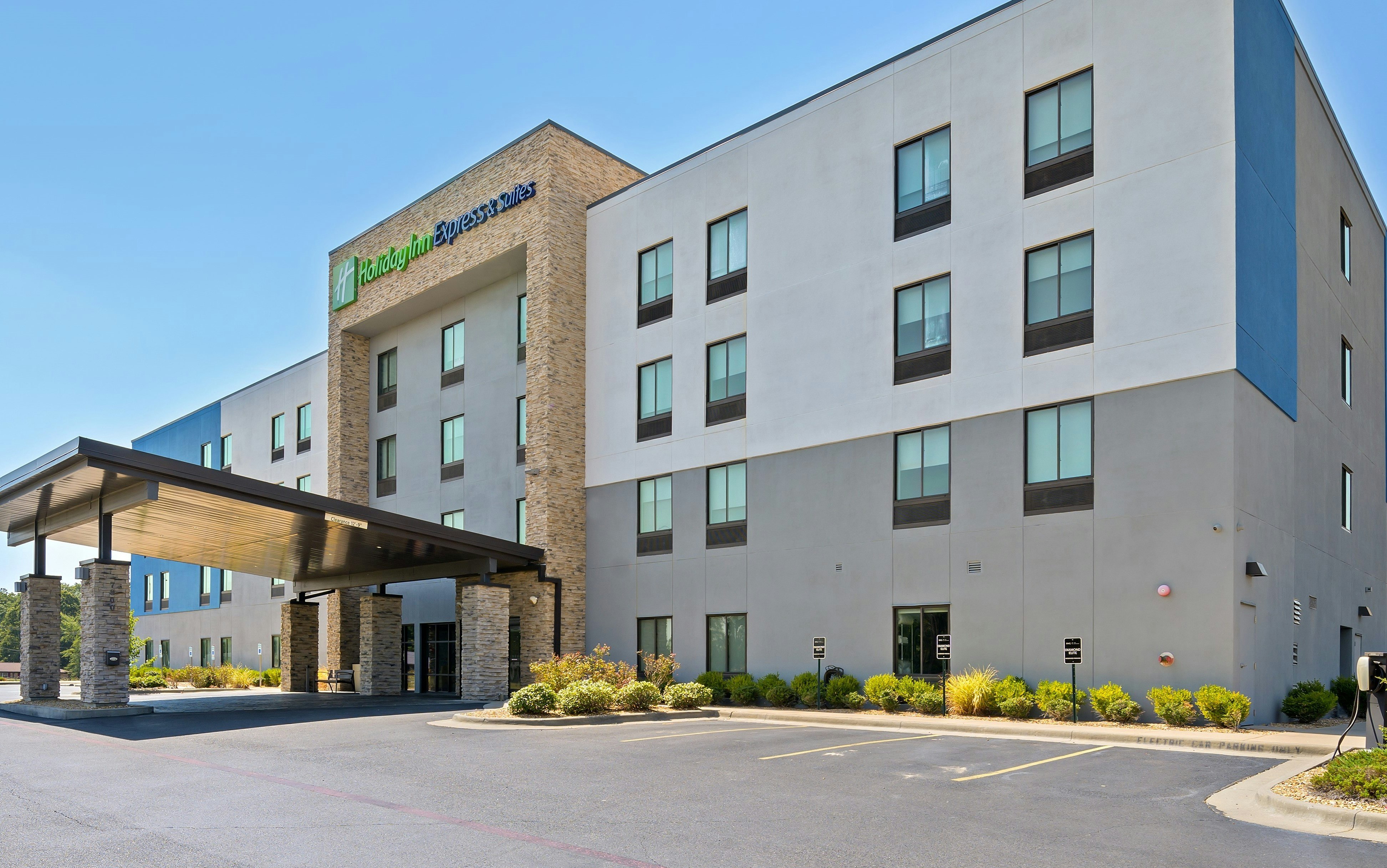 Holiday Inn Express & Suites White Hall 69/72