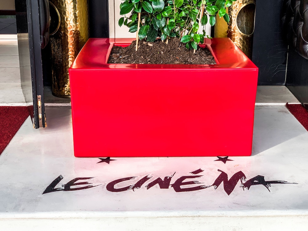 HOTEL LE CINEMA 10/68