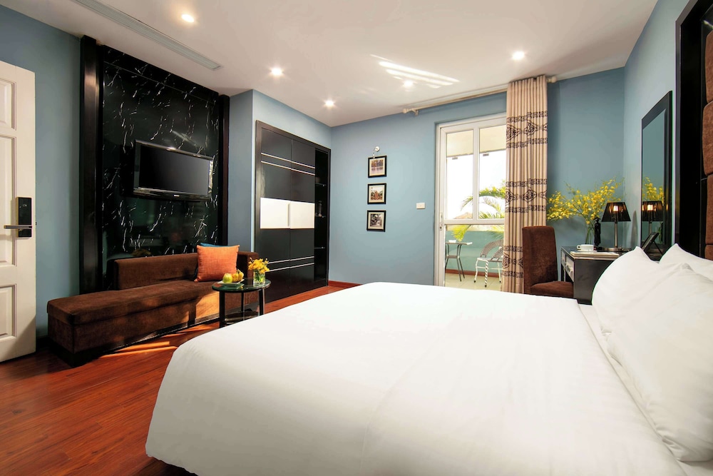 Golden Sun Moment Hotel 6/19