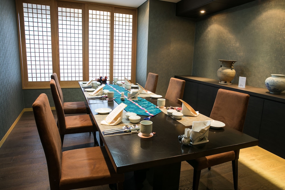 Commodore Hotel Busan 58/62
