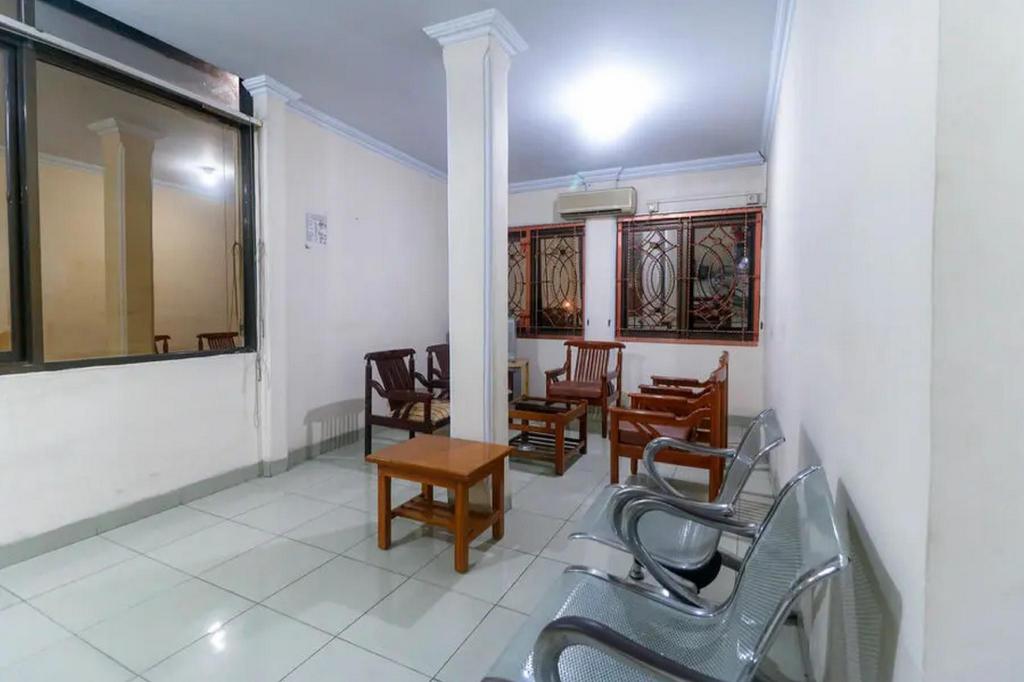 RedDoorz Plus near WTC Batanghari Mall 22/27