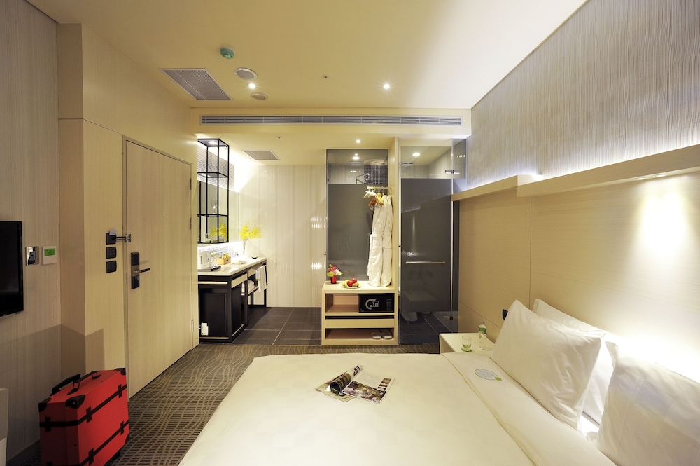 Sparkle Hotel 30/48