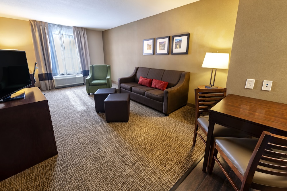 Comfort Suites Goodyear West Phoenix 25/33