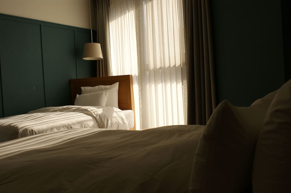 FAMILY, TWIN BEDS