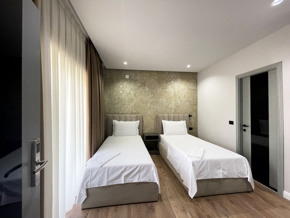 ROOM, TWIN BEDS