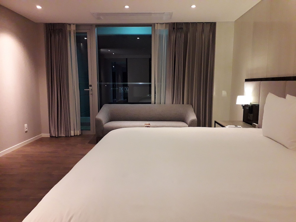 Ramada Suites by Wyndham Geoje 10/48