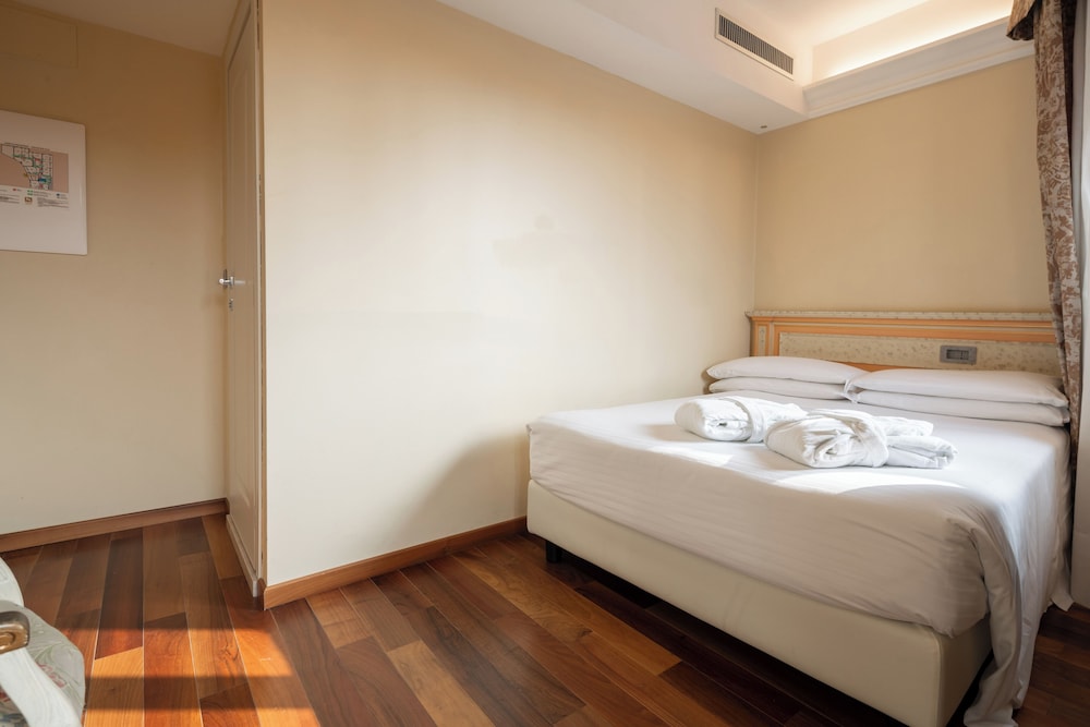 ROOM, SMALL