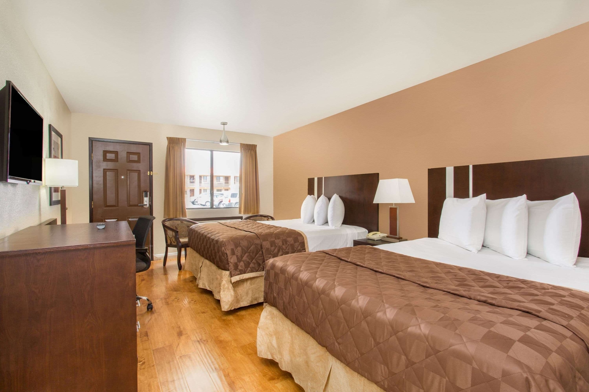 STANDARD, 2 QUEEN BEDS
