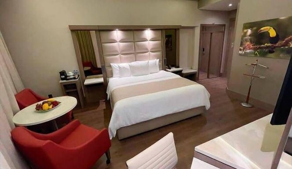 LUXURY, KING BED
