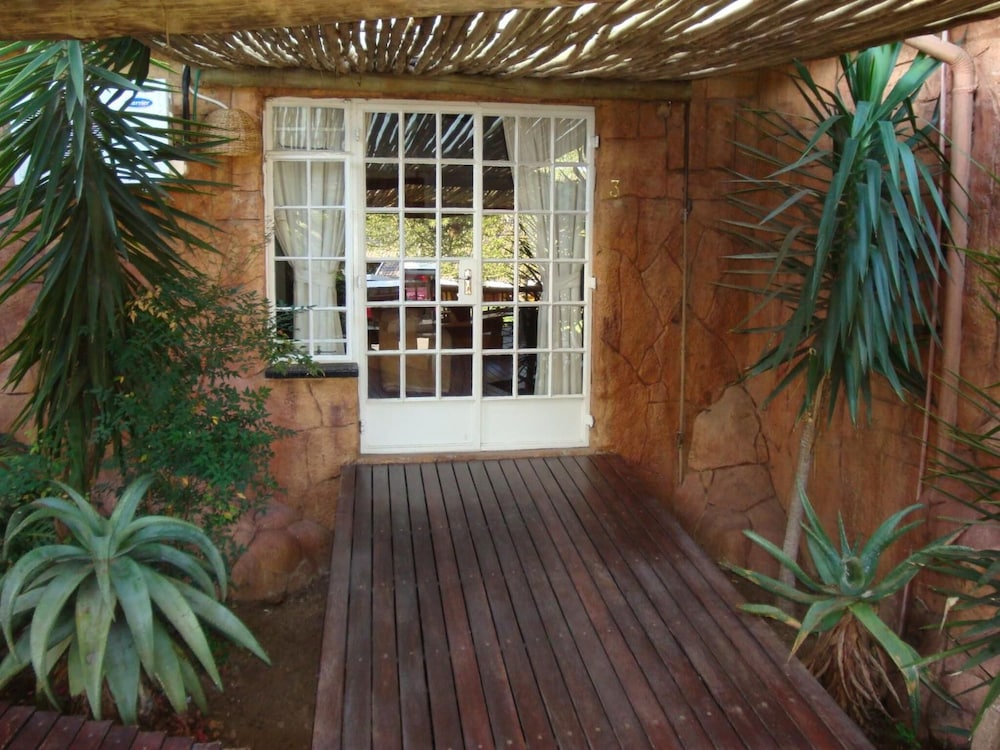Flintstones Guest House Fourways 5/50