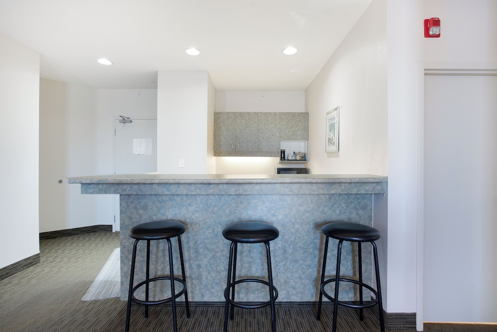 Lakeview Inn & Suites 47/60