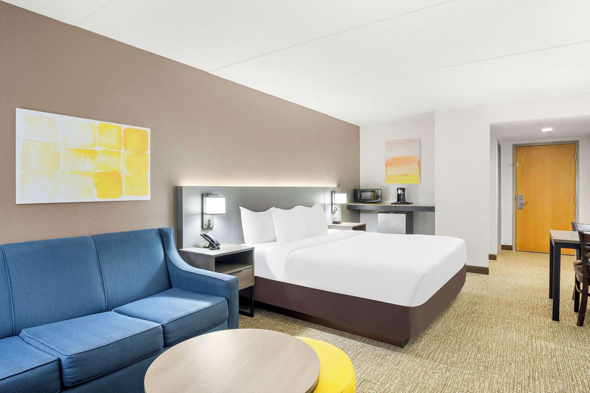SUITE, KING BED