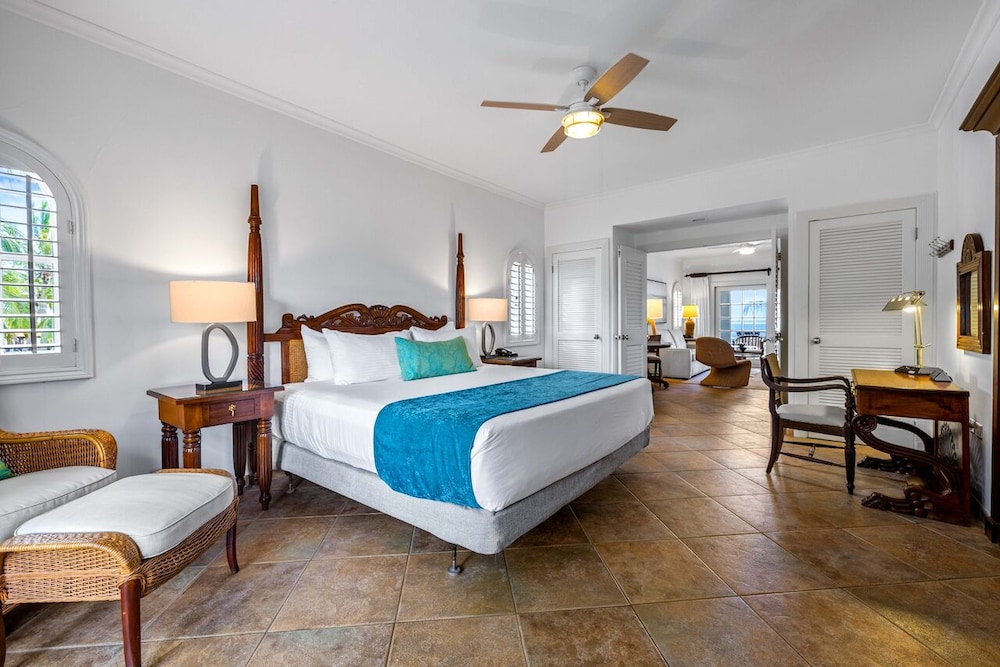 1 Bedroom, Deluxe, Suite, King Bed, Beach Front, Sofa