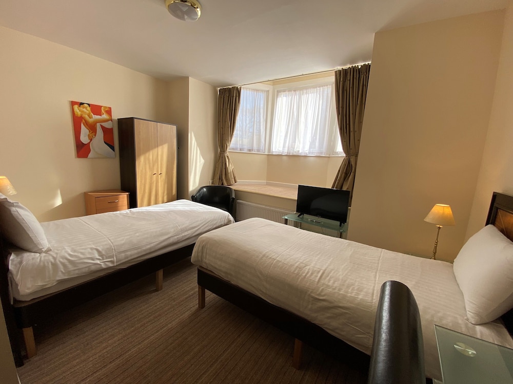 Royal Hotel Scarborough 22/74