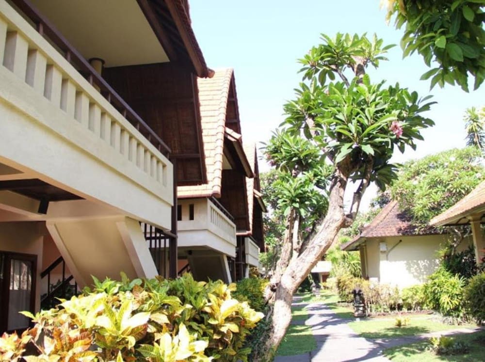 BESAKIH BEACH HOTEL 5/67
