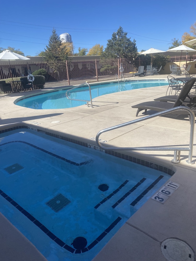 El Pueblo Lodge 48/71
