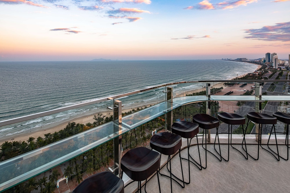 Radisson Hotel Danang 68/72