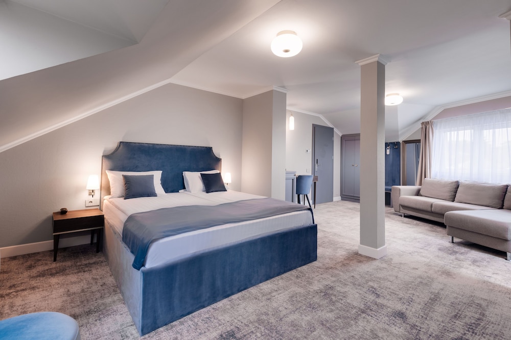 JUNIOR SUITE, QUEEN BED