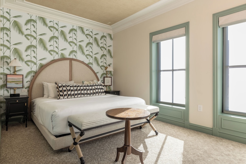 DELUXE, KING BED