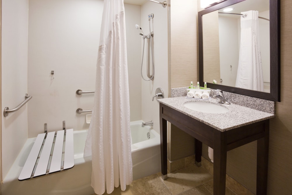Holiday Inn Express Suites Willmar 19/50