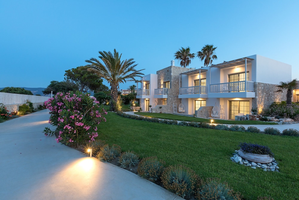 White Pearls Luxury Suites - Adults Only 4/69