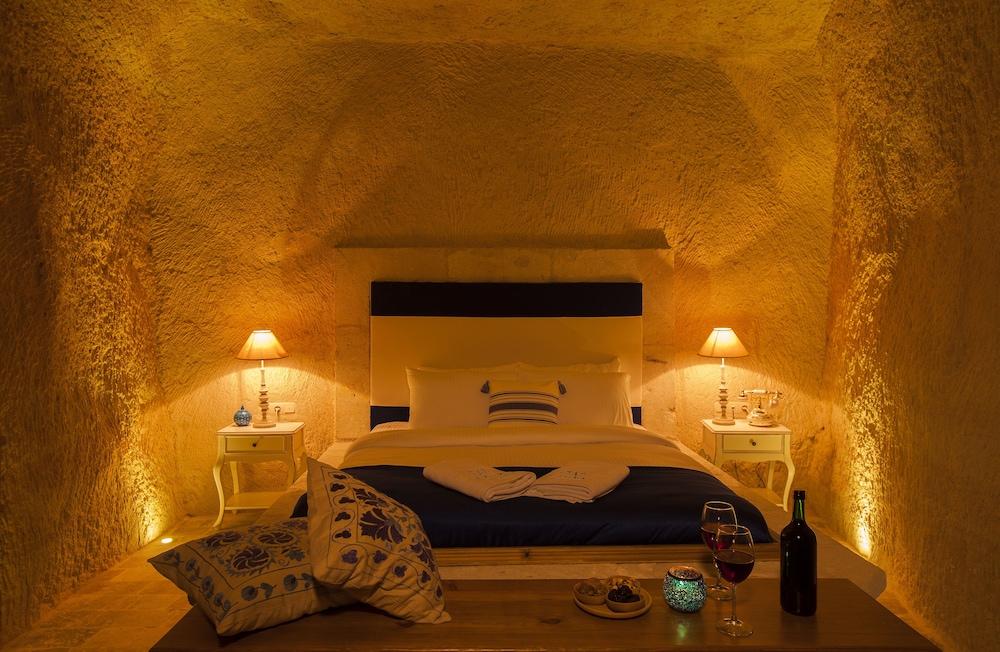 Azure Cave Suites 2/50