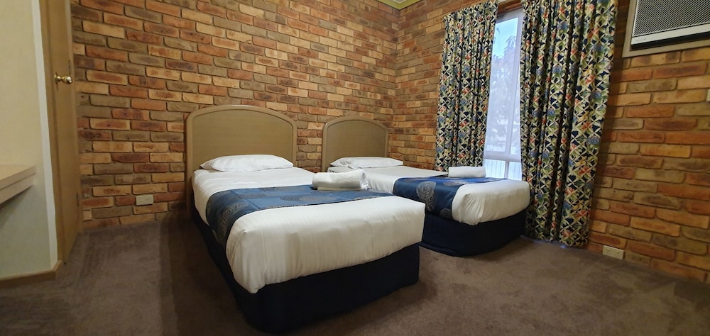 PINES COUNTRY CLUB MOTOR INN 14/31