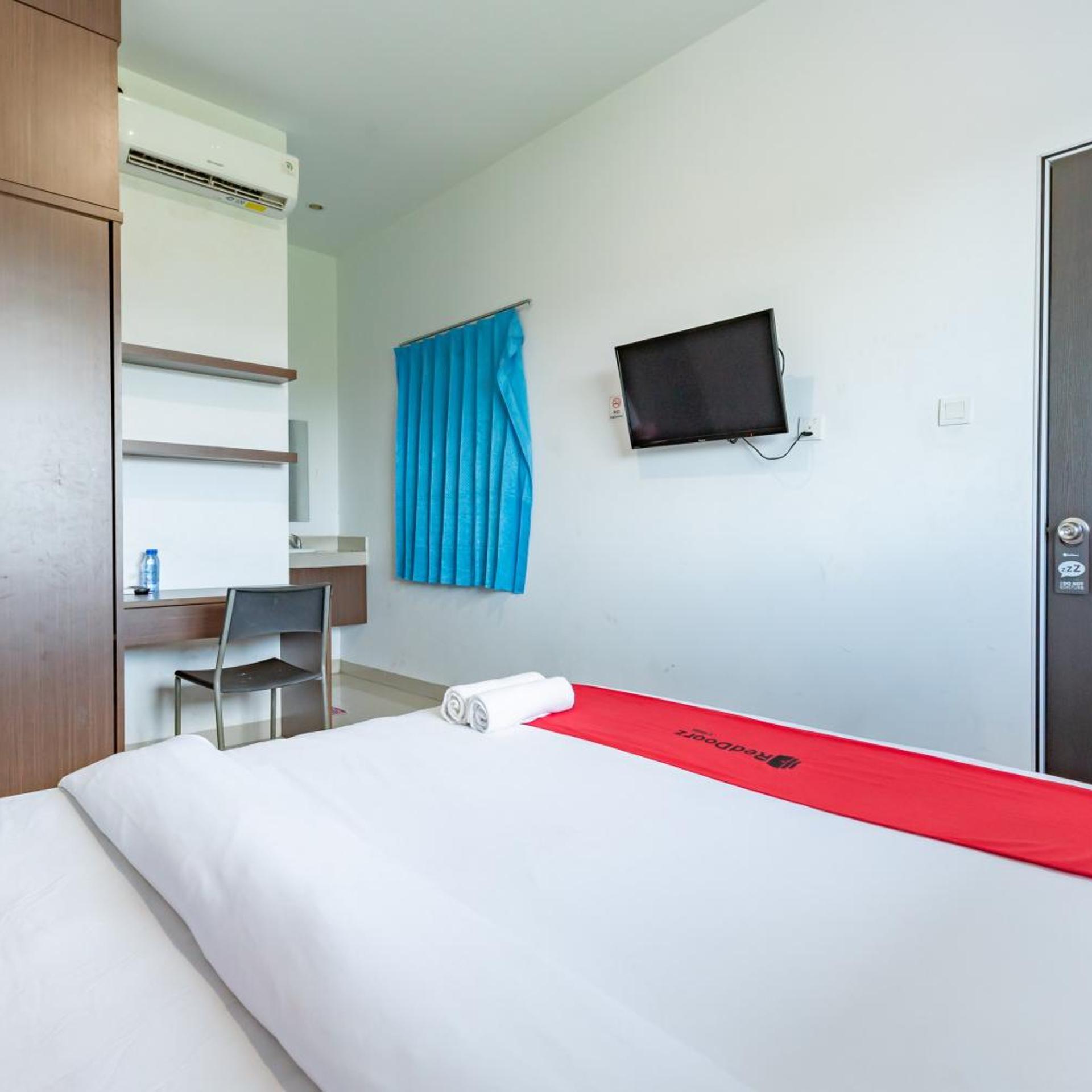 RedDoorz Plus near Kepri Mall 19/44