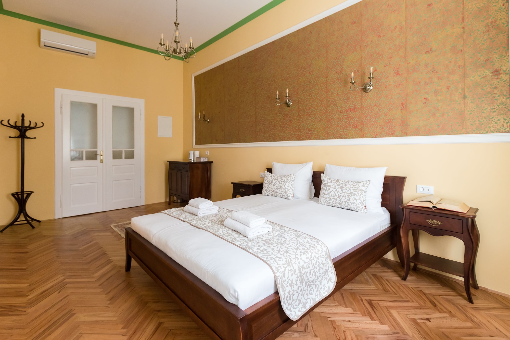 Knight, Double Bed
