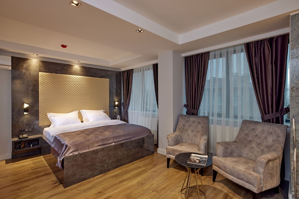 The Bold Hotel 12/45
