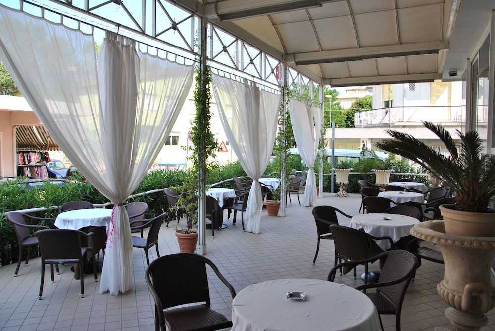 Gaston Hotel 35/45