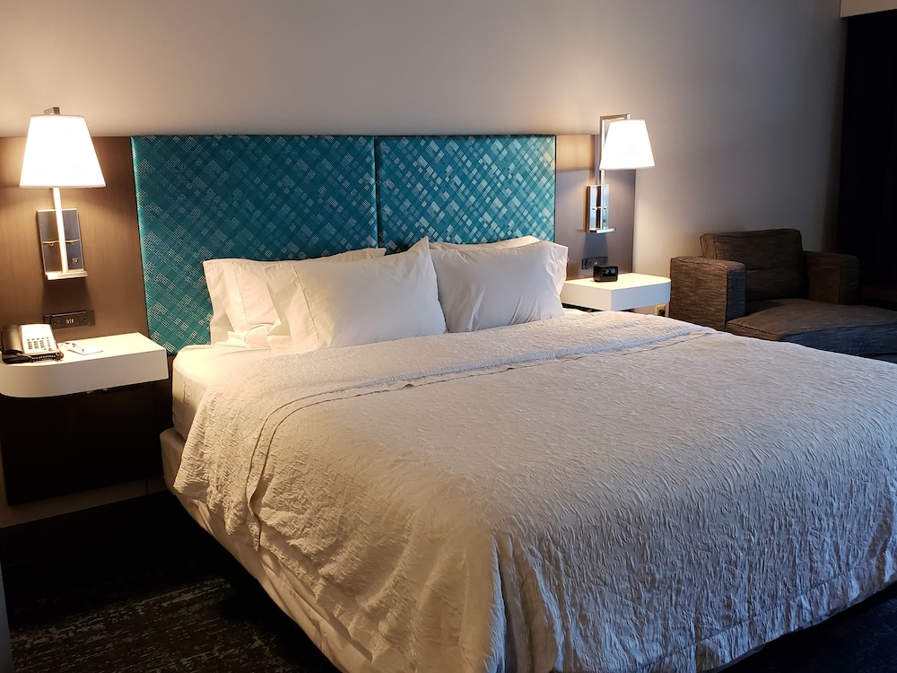 Hampton Inn Suites Newtown 26/57