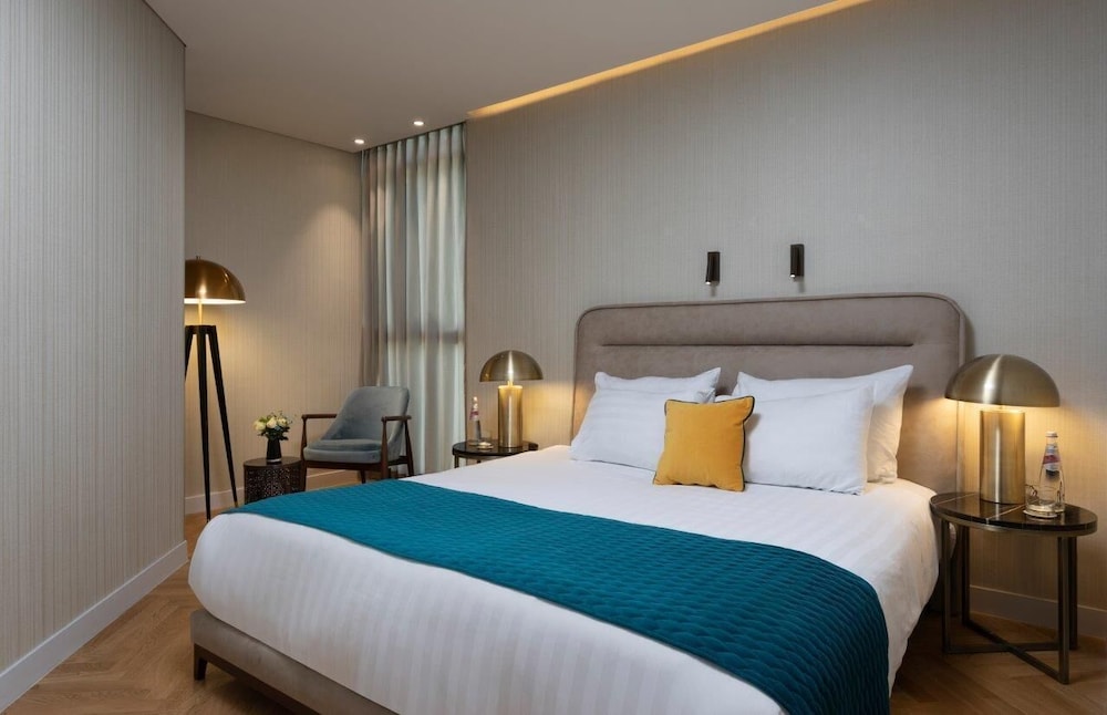 EXECUTIVE, SUITE, BALCONY