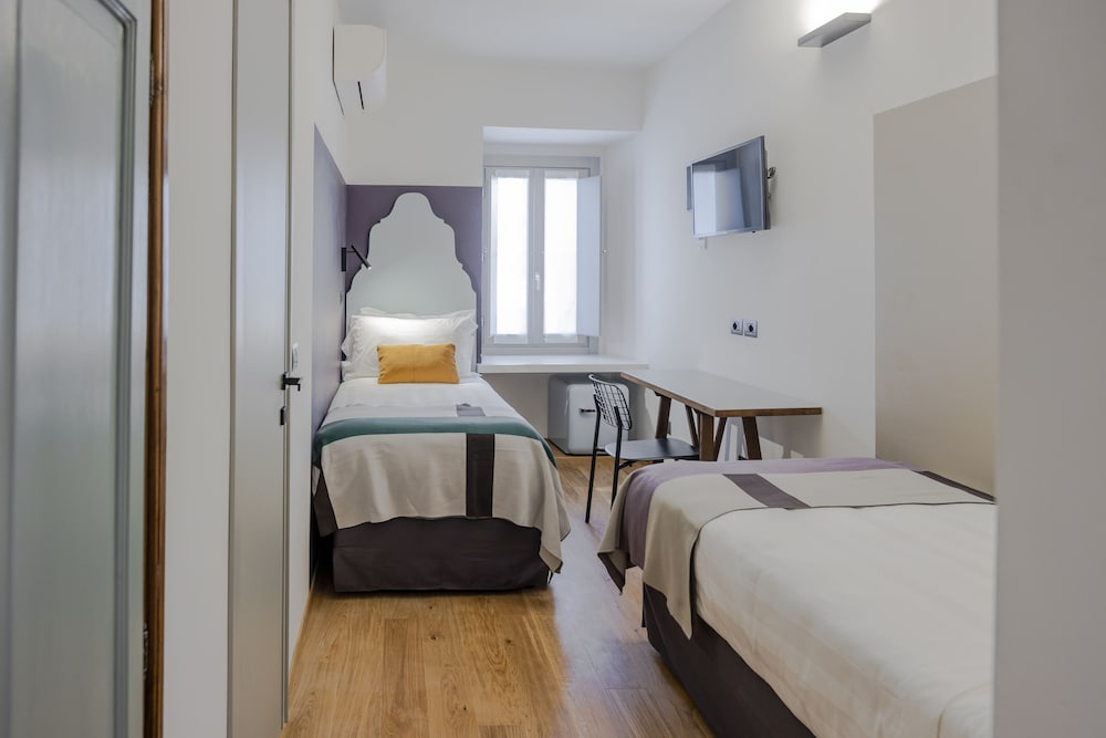 BUSINESS, TWIN BEDS